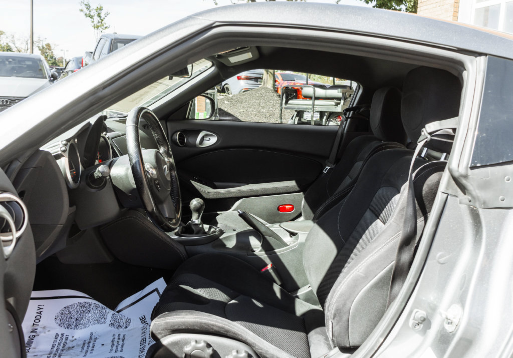 Used 2017 Nissan 370Z Coupe RWD image 20