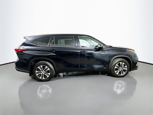 Used 2021 Toyota Highlander XLE image 7