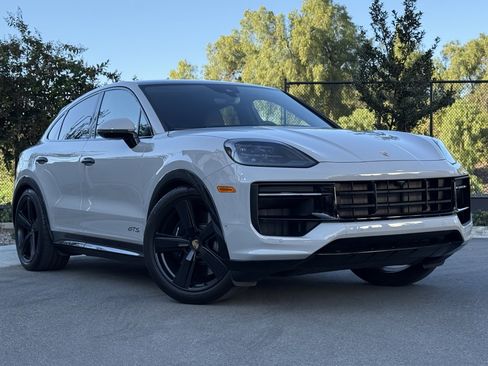 Used 2025 Porsche Cayenne GTS image 9