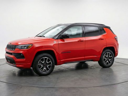 Used 2025 Jeep Compass Trailhawk image 3