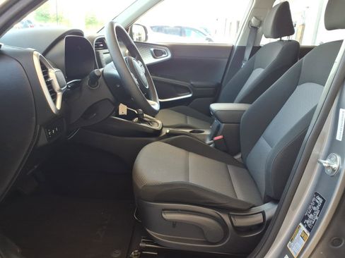 Used 2025 Kia Soul LX w/ LX Technology Package FWD image 3