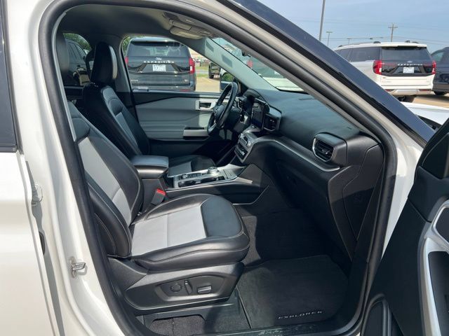 Used 2023 Ford Explorer XLT w/ Equipment Group 202A AWD/4WD image 21
