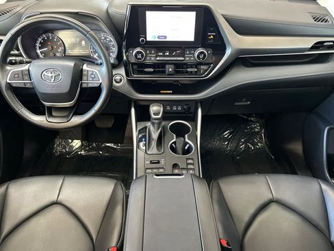 Used 2024 Toyota Highlander XLE image 3