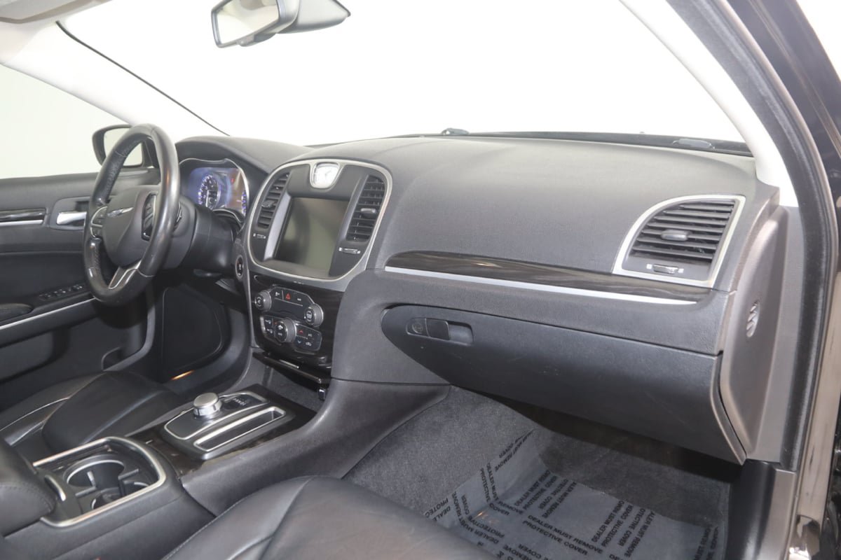 Used 2015 Chrysler 300 Limited RWD image 34