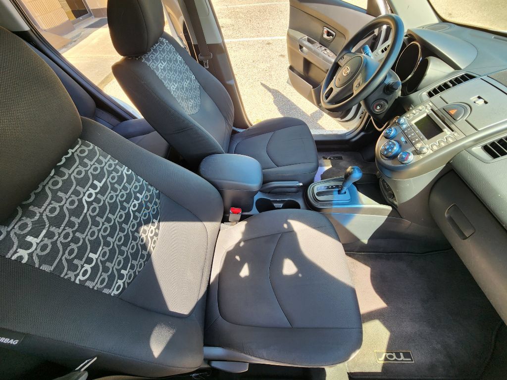 Used 2010 Kia Soul + w/ Audio Pkg FWD image 9