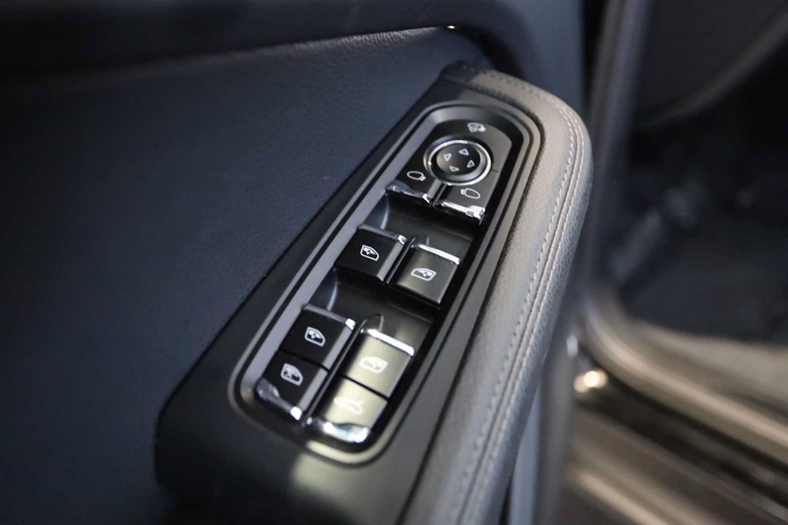 Used 2025 Porsche Macan AWD/4WD image 24