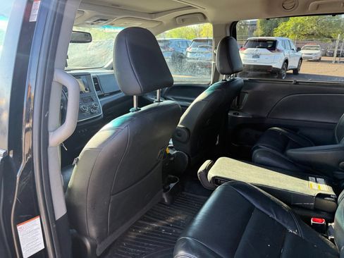 Used 2017 Toyota Sienna SE FWD image 10
