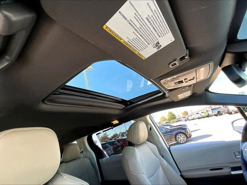 Used 2022 Toyota Sienna XLE image 13