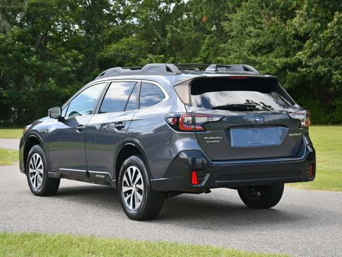 Used 2022 Subaru Outback Premium image 3