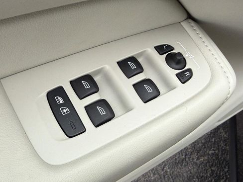 Certified 2023 Volvo XC60 B5 Plus w/ Climate Package image 15