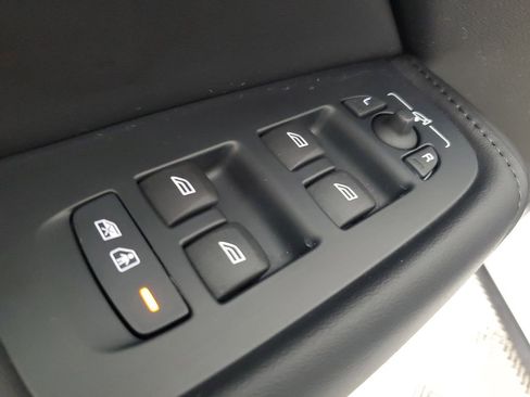 Used 2025 Volvo XC60 B5 Plus image 22