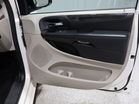 Used 2013 Dodge Grand Caravan SXT w/ UConnect Hands-Free Group image 22