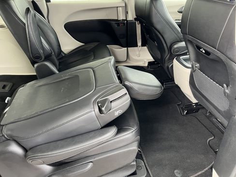 Used 2023 Chrysler Pacifica Touring-L FWD image 22
