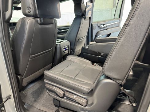 Used 2024 GMC Yukon XL Denali w/ Advanced Technology Package AWD/4WD image 12
