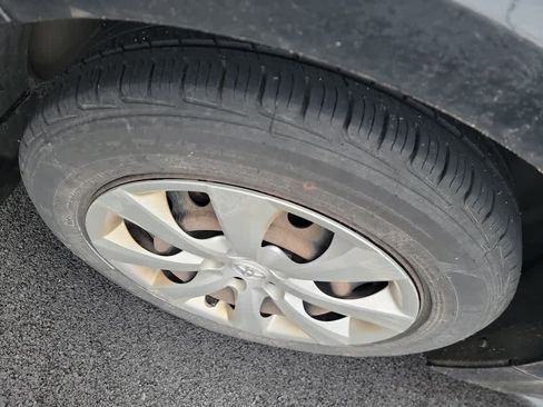 Used 2020 Toyota Corolla LE image 2