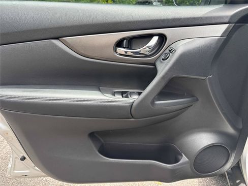 Used 2016 Nissan Rogue SV w/ SV Premium Package FWD image 10