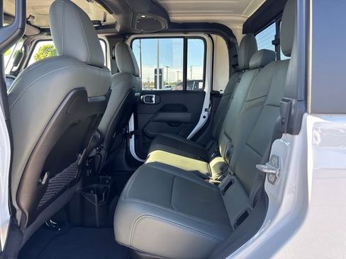Used 2025 Jeep Gladiator Mojave w/ Convenience Group AWD/4WD image 12