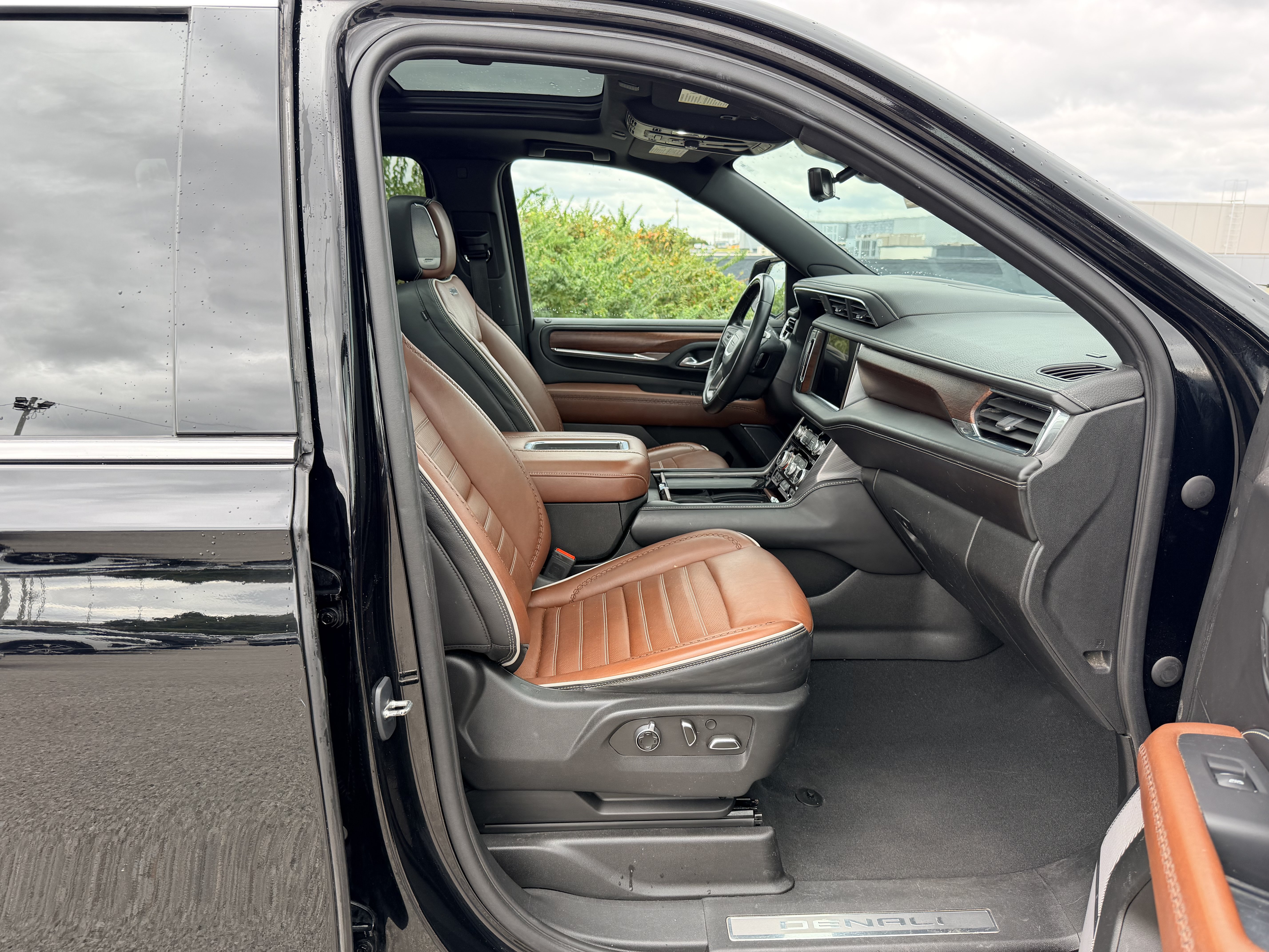 Used 2023 GMC Yukon XL Denali Ultimate AWD/4WD image 10