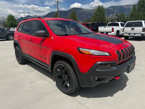 Used 2018 Jeep Cherokee Trailhawk w/ Comfort/Convenience Group AWD/4WD image 1
