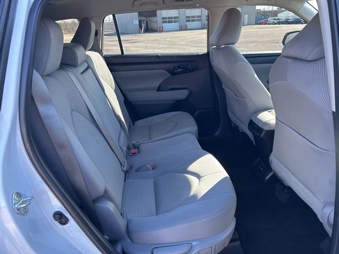 Used 2023 Toyota Highlander L image 23