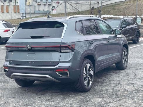 New 2026 Volkswagen Taos SE image 6