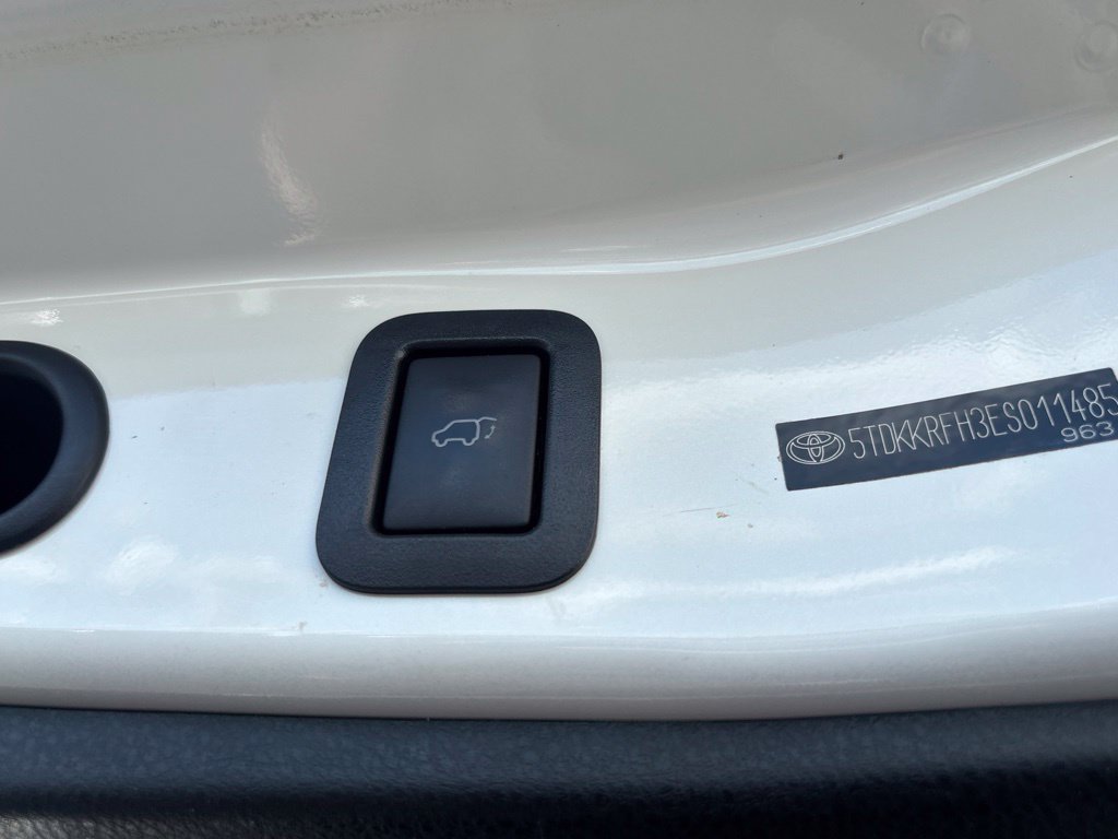 Used 2014 Toyota Highlander XLE FWD image 32