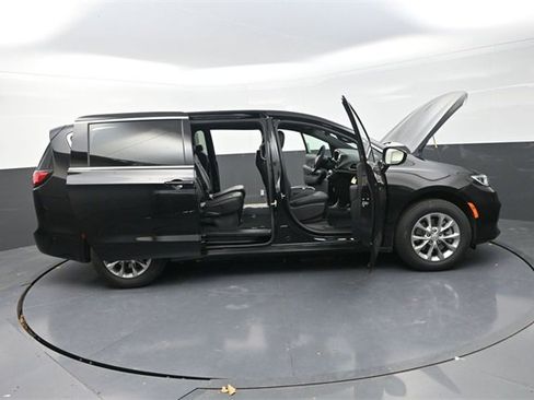 New 2026 Chrysler Pacifica Select image 32