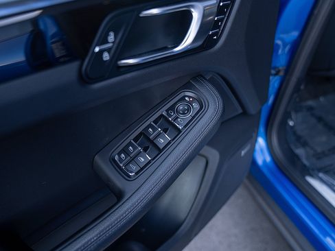 Certified 2020 Porsche Macan S AWD/4WD image 19