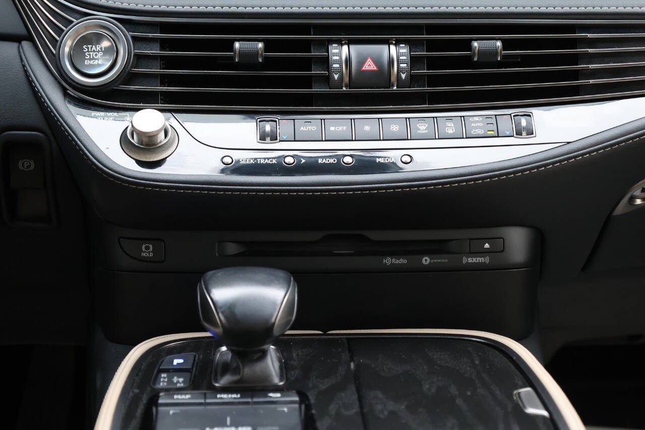 Used 2021 Lexus LS 500 w/ Accessory Package (Z2) RWD image 21