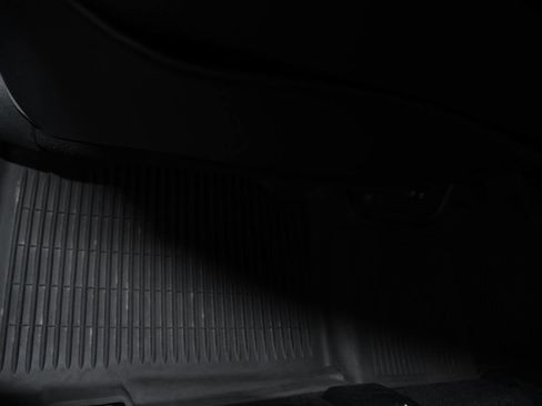 Used 2020 Toyota Highlander XLE image 19