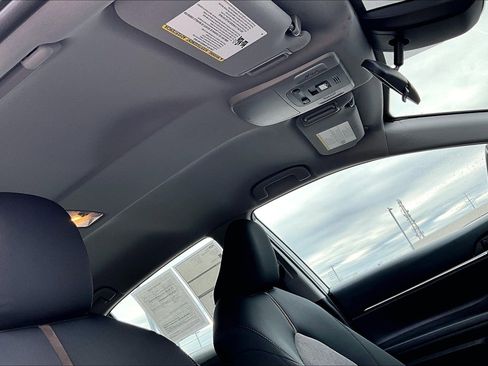 Used 2020 Toyota Camry LE image 29