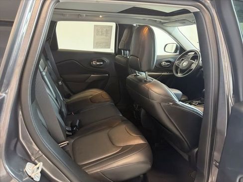 Used 2019 Jeep Cherokee Limited w/ Luxury Group AWD/4WD image 30