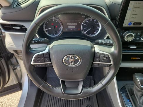 Used 2024 Toyota Highlander XLE AWD/4WD image 28