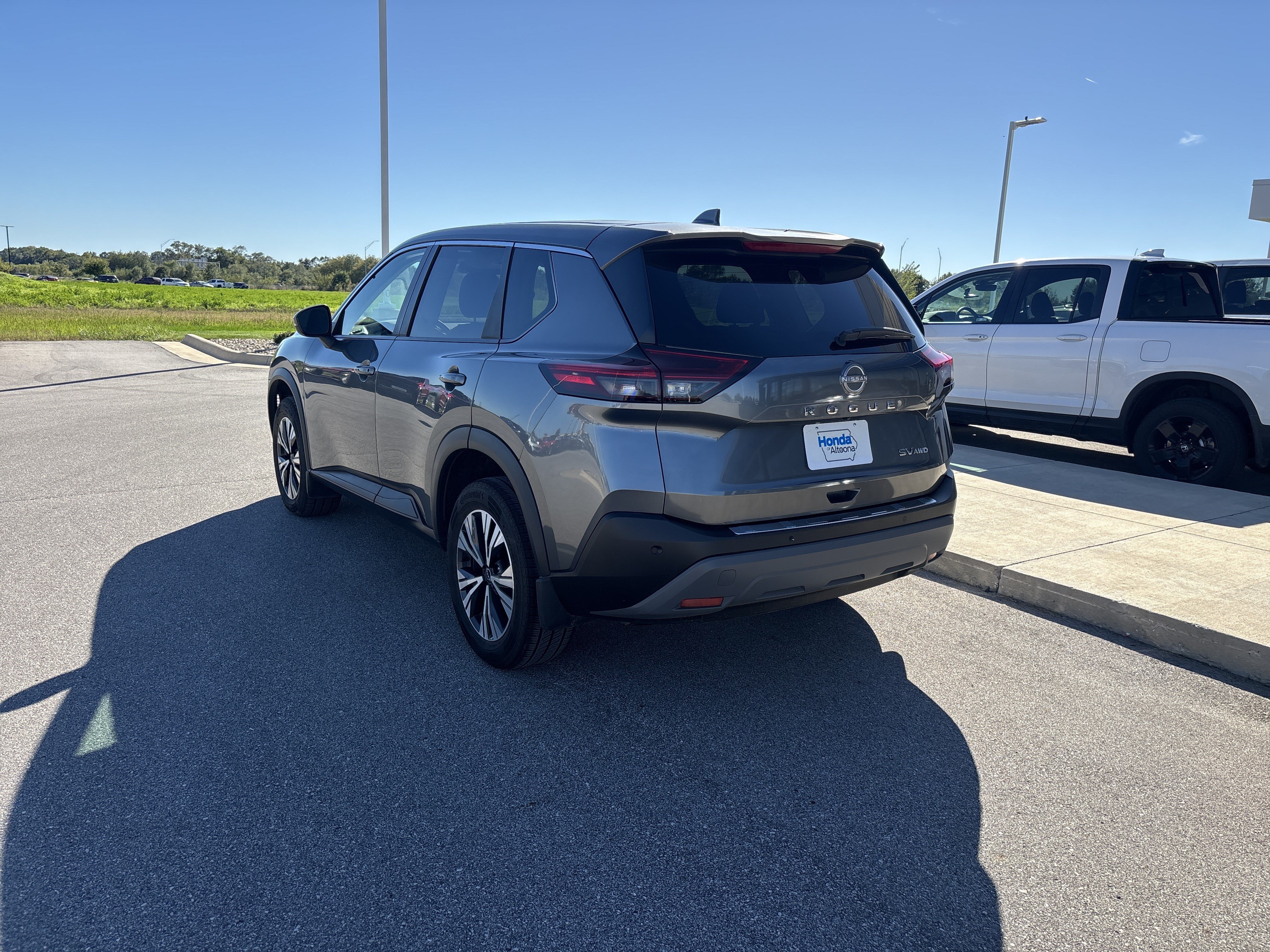 Used 2022 Nissan Rogue SV AWD/4WD image 3