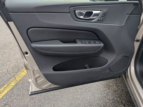 Used 2025 Volvo XC60 B5 Plus image 9