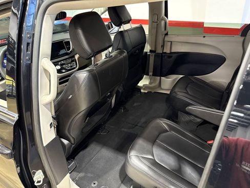 Used 2023 Chrysler Pacifica Touring-L FWD image 99
