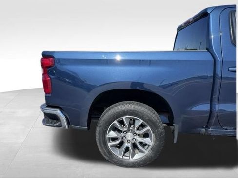 Used 2022 Chevrolet Silverado 1500 LT w/ Z71 Off-Road Package AWD/4WD image 5
