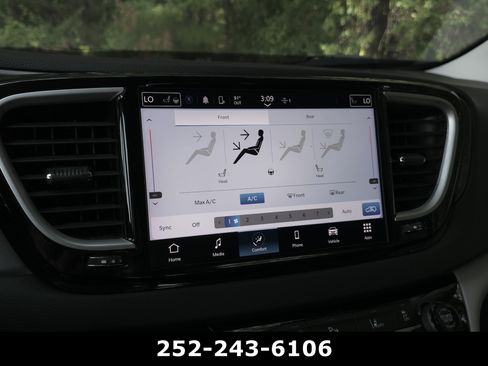Used 2024 Chrysler Pacifica Touring-L FWD image 20