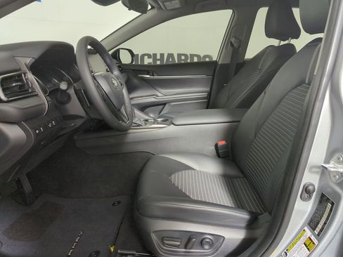 Used 2024 Toyota Camry SE image 7