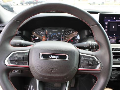 Used 2024 Jeep Compass Trailhawk AWD/4WD image 12