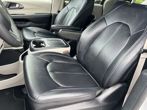 Used 2024 Chrysler Pacifica Touring-L FWD image 31