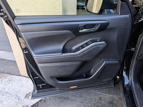 Used 2025 Toyota Highlander XLE AWD/4WD image 18