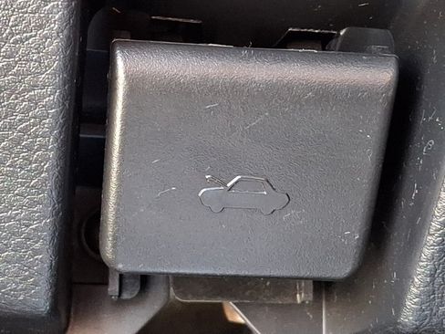 Used 2013 MAZDA MAZDA3 i SV FWD image 26
