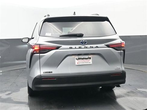 Used 2022 Toyota Sienna XLE image 22