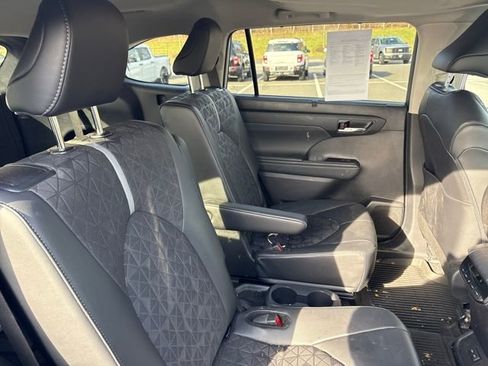 Used 2024 Toyota Highlander XLE image 14