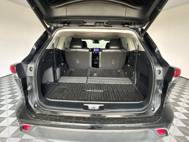 Used 2023 Toyota Highlander XLE AWD/4WD image 28