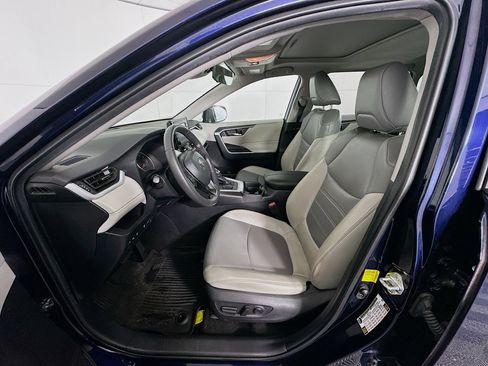 Used 2021 Toyota RAV4 XLE Premium image 13