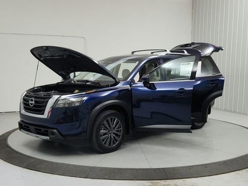 Used 2025 Nissan Pathfinder SL w/ SL Premium Package FWD image 11