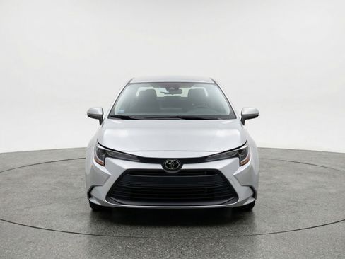 Used 2025 Toyota Corolla LE FWD image 2