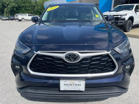 Used 2022 Toyota Highlander LE AWD/4WD image 2